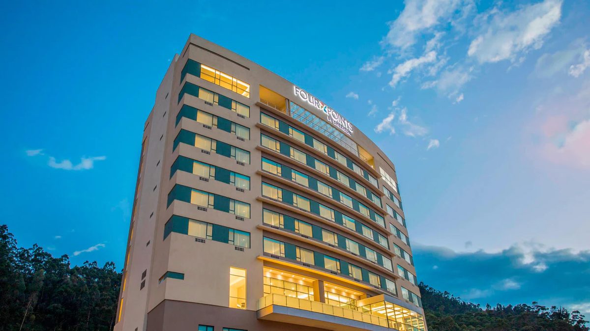 Fachada del hotel Four Points by Sheraton Cuenca al atardecer
